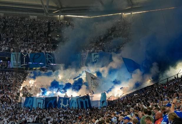 Fans von VfL Bochum 1848 zuenden zu Beginn des Spiels Pyrotechnik. GER, FC Schalke 04 vs VfL Bochum 1848, 2. Bundesliga, 3. Spieltag, Saison 2025 2026, 23.08.2025 DFL REGULATIONS PROHIBIT ANY USE OF PHOTOGRAPHS AS IMAGE SEQUENCES AND OR QUASI-VIDEO GER, FC Schalke 04 vs VfL Bochum 1848, 2. Bundesliga, 3. Spieltag, Saison 2025 2026, 23.08.2025 Gelsenkirchen