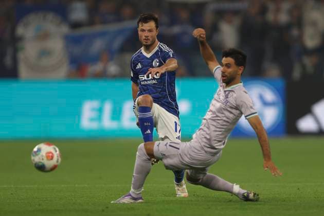 Adrian Gantenbein (FC Schalke 04) und Gerrit Holtmann (VfL Bochum) im Zweikampf waehrend des spiels der 2. Bundesliga zwischen FC Schalke 04 und VfL Bochum, Veltins-Arena am 23. August 2025 in Gelsenkirchen, Deutschland. (Foto von Oliver Kaelke DeFodi Images) +++ Adrian Gantenbein (FC Schalke 04) und Gerrit Holtmann (VfL Bochum) battle for the ball during the 2. Bundesliga match between FC Schalke 04 and VfL Bochum at Veltins-Arena on August 23, 2025 in Gelsenkirchen, Germany. (Photo by Oliver Kaelke DeFodi Images) DFB DFL REGULATIONS PROHIBIT ANY USE OF PHOTOGRAPHS AS IMAGE SEQUENCES AND OR QUASI-VIDEO. (Photo by Oliver Kaelke DeFodi Images)