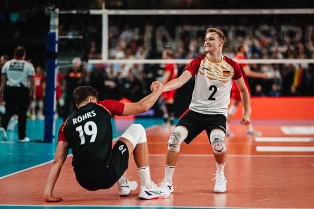 Volleyball-Länderspiel: Deutschland vs. Belgien, 23.08.25 Erik Röhrs (Deutschland, 19) wird von Leonard Graven (Deutschland, 2) aufgeholfen; Volleyball, Länderspiel: Deutschland vs. Belgien am 23.08.2025 in der LKH-Arena, Lüneburg Copyright: xBEAUTIFULxSPORTS Tonhäuserx