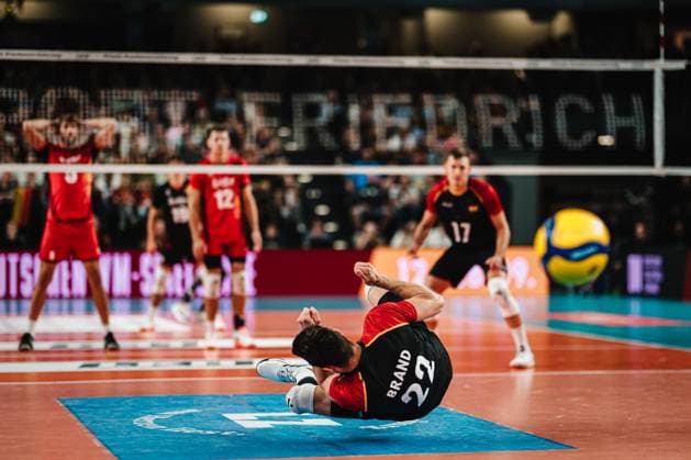 Volleyball-Länderspiel: Deutschland vs. Belgien, 23.08.25 Tobias Brand (Deutschland, 22) weicht dem Ball aus, vor dem Aufschlag; Volleyball, Länderspiel: Deutschland vs. Belgien am 23.08.2025 in der LKH-Arena, Lüneburg Copyright: xBEAUTIFULxSPORTS Tonhäuserx