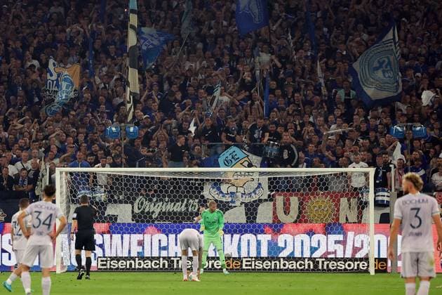 23.08.2025, xrekx, Fussball 2.Bundesliga, FC Schalke 04 - VfL Bochum v.l. Elfmeter Strafstoss Kevin Vogt (VfL Bochum) Loris Karius (FC Schalke 04) (DFL DFB REGULATIONS PROHIBIT ANY USE OF PHOTOGRAPHS as IMAGE SEQUENCES and or QUASI-VIDEO) Gelsenkirchen