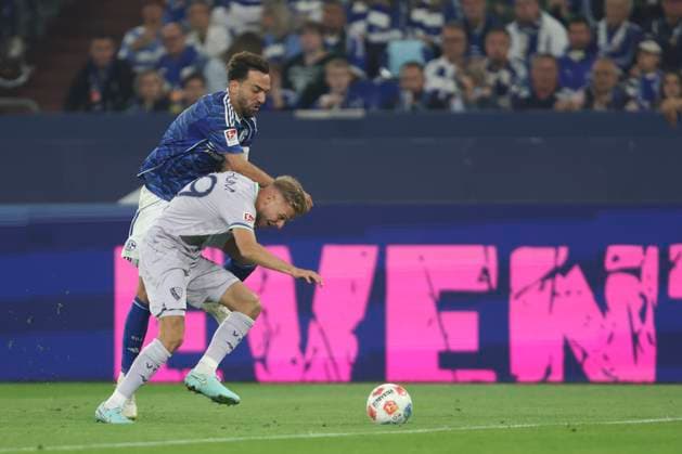 Kenan Karaman (FC Schalke 04) und Leandro-Noel Morgalla (VfL Bochum) im Zweikampf waehrend des spiels der 2. Bundesliga zwischen FC Schalke 04 und VfL Bochum, Veltins-Arena am 23. August 2025 in Gelsenkirchen, Deutschland. (Foto von Oliver Kaelke DeFodi Images) +++ Kenan Karaman (FC Schalke 04) und Leandro-Noel Morgalla (VfL Bochum) battle for the ball during the 2. Bundesliga match between FC Schalke 04 and VfL Bochum at Veltins-Arena on August 23, 2025 in Gelsenkirchen, Germany. (Photo by Oliver Kaelke DeFodi Images) DFB DFL REGULATIONS PROHIBIT ANY USE OF PHOTOGRAPHS AS IMAGE SEQUENCES AND OR QUASI-VIDEO. (Photo by Oliver Kaelke DeFodi Images)