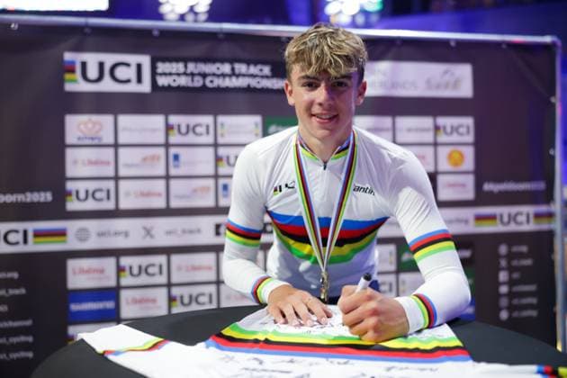 2025 UCI Junior Track World Championships Picture by Alex Whitehead SWpix.com - 23 08 2025 - Cycling - 2025 UCI Junior Track World Championships - Omnisport, Apeldoorn, Netherlands - Men Omnium Podium - Henry Hobbs (Great Britain) signing the Santini rainbow jersey Copyright: x xSWpix.comx(t axPhotographyxHubxLtd)xAlexxWhitehead SWpix.comx SWP-3030-1085