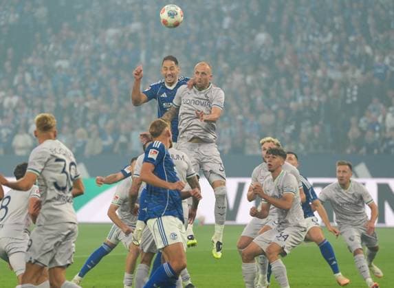 Nikola Katic (FC Schalke 04, 25) und Philipp Hofmann (VfL Bochum 1848, 33) steigen zum Kopfball hoch. GER, FC Schalke 04 vs VfL Bochum 1848, 2. Bundesliga, 3. Spieltag, Saison 2025 2026, 23.08.2025 DFL REGULATIONS PROHIBIT ANY USE OF PHOTOGRAPHS AS IMAGE SEQUENCES AND OR QUASI-VIDEO GER, FC Schalke 04 vs VfL Bochum 1848, 2. Bundesliga, 3. Spieltag, Saison 2025 2026, 23.08.2025 Gelsenkirchen
