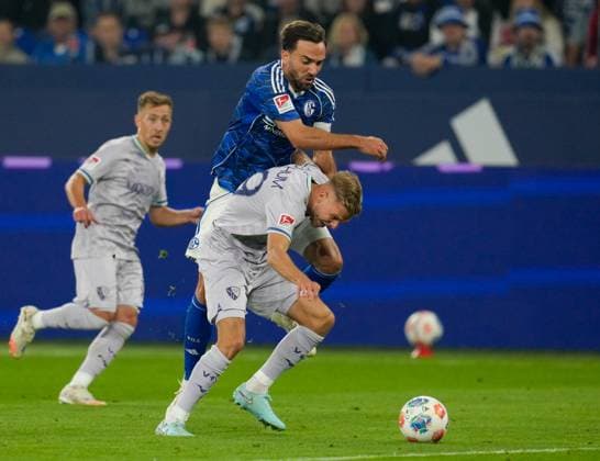Kenan Karaman (FC Schalke 04, 19) gegen Leandro-Noel Morgalla (VfL Bochum 1848, 39) GER, FC Schalke 04 vs VfL Bochum 1848, 2. Bundesliga, 3. Spieltag, Saison 2025 2026, 23.08.2025 DFL REGULATIONS PROHIBIT ANY USE OF PHOTOGRAPHS AS IMAGE SEQUENCES AND OR QUASI-VIDEO GER, FC Schalke 04 vs VfL Bochum 1848, 2. Bundesliga, 3. Spieltag, Saison 2025 2026, 23.08.2025 Gelsenkirchen