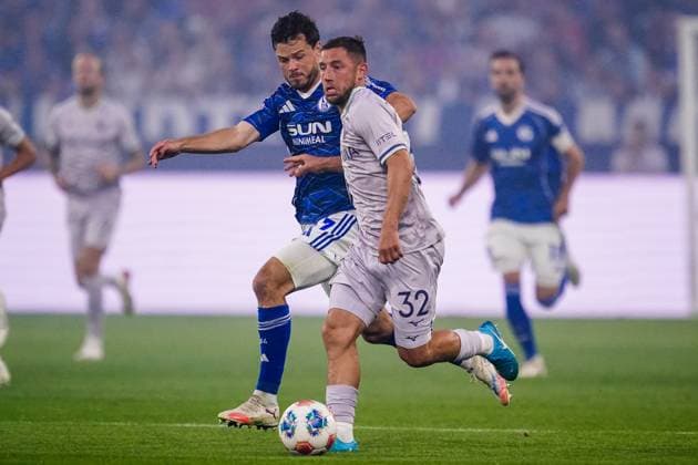 GELSENKIRCHEN, GERMANY - AUGUST 23: Adrian Gantenbein of FC Schalke 04 challenges Maximilian Wittek of VfL Bochum during the 2. Bundesliga match between FC Schalke 04 and VfL Bochum 1848 at Veltins-Arena on August 23, 2025 in Gelsenkirchen, Germany. (Photo by Rene Nijhuis) SPO  Copyright: xRenexNijhuis