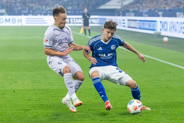 2. Fussball Bundesliga, FC Schalke 04 - VfL Bochum; 23.08.2025 Vitalie Becker (FC Schalke 04, 33), Felix Passlack (VfL Bochum, 15). 2. Fußball Bundesliga, FC Schalke 04 - VfL Bochum, 3. Spieltag, am 23.08.2025, Veltins-Arena, Gelsenkirchen. DFL regulations prohibit any use of photographs as image sequences and or quasi-video