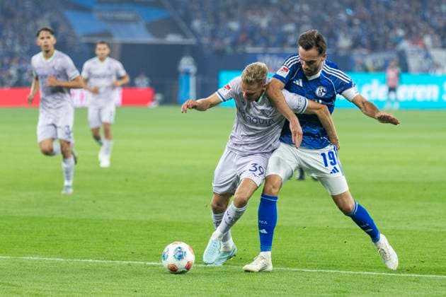 2. Fussball Bundesliga, FC Schalke 04 - VfL Bochum; 23.08.2025 Leandro Morgalla (VfL Bochum, 39), Kenan Karaman (FC Schalke 04, 19). 2. Fußball Bundesliga, FC Schalke 04 - VfL Bochum, 3. Spieltag, am 23.08.2025, Veltins-Arena, Gelsenkirchen. DFL regulations prohibit any use of photographs as image sequences and or quasi-video