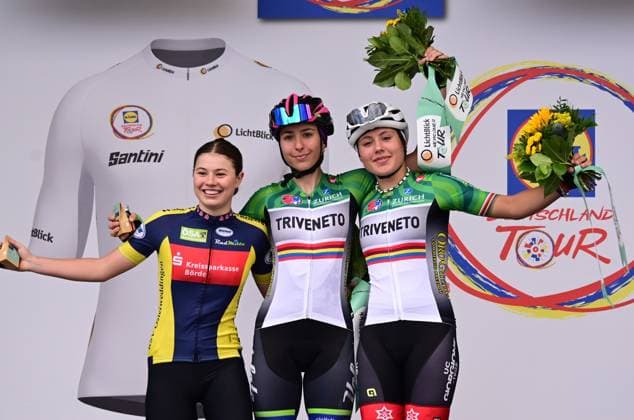 23.08.2025 xkhx Lidl Deutschland Tour 2025 - 3. Etappe von Arnsberg nach Kassel Die LichtBlick Newcomer Tour ist ein Nachwuchsrennen für U17, U 17 Frauen Siegerehrung 1. Azzurra Ballan (Italien) 2. ElÃ na Amann (Frankreich) 3. Noemi Tosin (Italien)