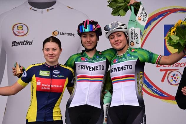 23.08.2025 xkhx Lidl Deutschland Tour 2025 - 3. Etappe von Arnsberg nach Kassel Die LichtBlick Newcomer Tour ist ein Nachwuchsrennen für U17, U 17 Frauen Siegerehrung 1. Azzurra Ballan (Italien) 2. ElÃ na Amann (Frankreich) 3. Noemi Tosin (Italien)