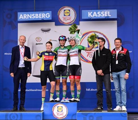 23.08.2025 xkhx Lidl Deutschland Tour 2025 - 3. Etappe von Arnsberg nach Kassel Die LichtBlick Newcomer Tour ist ein Nachwuchsrennen für U17, U 17 Frauen Siegerehrung 1. Azzurra Ballan (Italien) 2. ElÃ na Amann (Frankreich) 3. Noemi Tosin (Italien)