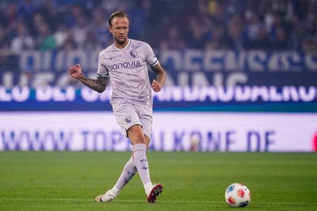 GELSENKIRCHEN, GERMANY - AUGUST 23: Kevin Vogt of VfL Bochum passes the ball during the 2. Bundesliga match between FC Schalke 04 and VfL Bochum 1848 at Veltins-Arena on August 23, 2025 in Gelsenkirchen, Germany. (Photo by Rene Nijhuis) SPO  Copyright: xRenexNijhuis