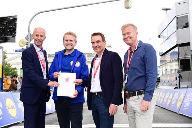 23.08.2025 xkhx Lidl Deutschland Tour 2025 - 3. Etappe von Arnsberg nach Kassel Kultusminister Armin Schwarz hat in Kassel eine Förderung der Veranstaltung in Höhe von 70.000 Euro übergeben. Auf dem Foto v.l. Schwarz, Matthias Pietsch, Heiko Lehmkuhl und Dr. Norbert Wert (beide Stadträte in Kassel).
