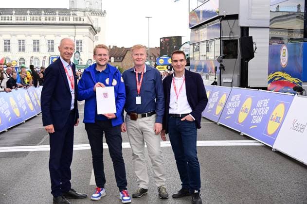23.08.2025 xkhx Lidl Deutschland Tour 2025 - 3. Etappe von Arnsberg nach Kassel Kultusminister Armin Schwarz hat in Kassel eine Förderung der Veranstaltung in Höhe von 70.000 Euro übergeben. Auf dem Foto v.l. Schwarz, Matthias Pietsch, Heiko Lehmkuhl und Dr. Norbert Wert (beide Stadträte in Kassel).