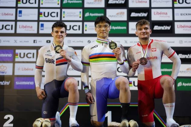 2025 UCI Junior Track World Championships Picture by Alex Whitehead SWpix.com - 23 08 2025 - Cycling - 2025 UCI Junior Track World Championships - Omnisport, Apeldoorn, Netherlands - Men Sprint Podium - Taeho Choi (Korea) receiving the Gold Medal and Rainbow Jersey with Archie Gill (Great Britain) receiving the Silver Medal and Sune De Valck (Belgium) receiving the Bronze Medal Copyright: x xSWpix.comx(t axPhotographyxHubxLtd)xAlexxWhitehead SWpix.comx SWP-3030-1097