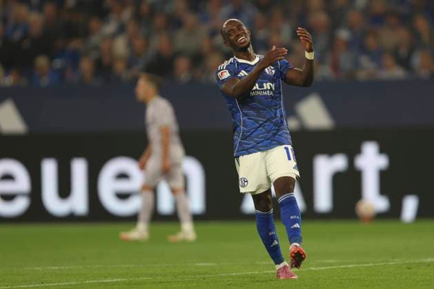 Christopher Antwi-Adjei (FC Schalke 04) gestikuliert, Gestik waehrend des spiels der 2. Bundesliga zwischen FC Schalke 04 und VfL Bochum, Veltins-Arena am 23. August 2025 in Gelsenkirchen, Deutschland. (Foto von Oliver Kaelke DeFodi Images) +++ Christopher Antwi-Adjei (FC Schalke 04) gestures during the 2. Bundesliga match between FC Schalke 04 and VfL Bochum at Veltins-Arena on August 23, 2025 in Gelsenkirchen, Germany. (Photo by Oliver Kaelke DeFodi Images) DFB DFL REGULATIONS PROHIBIT ANY USE OF PHOTOGRAPHS AS IMAGE SEQUENCES AND OR QUASI-VIDEO. (Photo by Oliver Kaelke DeFodi Images)