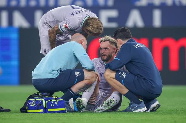 23.08.2025, Fußball, FC Schalke 04 - VfL Bochum, 3.Spieltag, 2. Fußball Bundesliga, Veltins-Arena Gelsenkirchen, Saison 2025 2026: Philipp Strompf (VfL Bochum 03) liegt verletzt mit Schmerzen auf dem Spielfeld und muss medizinisch behandelt werden Verletzung DFB regulations prohibit any use of photographs as image sequences and or quasi-video. Nordrhein-Westfalen Deutschland