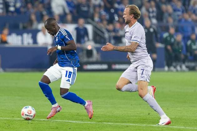 2. Fussball Bundesliga, FC Schalke 04 - VfL Bochum; 23.08.2025 Christopher Antwi-Adjei (FC Schalke 04, 18) wird von Kevin Vogt (VfL Bochum, 7) verfolgt. 2. Fußball Bundesliga, FC Schalke 04 - VfL Bochum, 3. Spieltag, am 23.08.2025, Veltins-Arena, Gelsenkirchen. DFL regulations prohibit any use of photographs as image sequences and or quasi-video