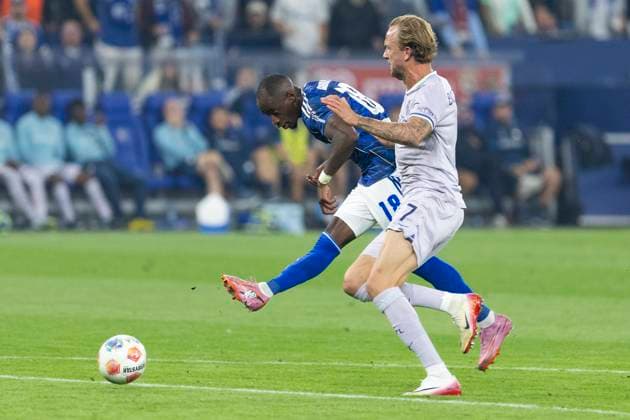 2. Fussball Bundesliga, FC Schalke 04 - VfL Bochum; 23.08.2025 Christopher Antwi-Adjei (FC Schalke 04, 18) kommt gegen Kevin Vogt (VfL Bochum, 7) zum Torabschluss. 2. Fußball Bundesliga, FC Schalke 04 - VfL Bochum, 3. Spieltag, am 23.08.2025, Veltins-Arena, Gelsenkirchen. DFL regulations prohibit any use of photographs as image sequences and or quasi-video