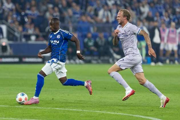 2. Fussball Bundesliga, FC Schalke 04 - VfL Bochum; 23.08.2025 Christopher Antwi-Adjei (FC Schalke 04, 18) wird von Kevin Vogt (VfL Bochum, 7) verfolgt. 2. Fußball Bundesliga, FC Schalke 04 - VfL Bochum, 3. Spieltag, am 23.08.2025, Veltins-Arena, Gelsenkirchen. DFL regulations prohibit any use of photographs as image sequences and or quasi-video