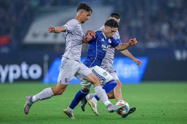 23.08.2025, Fußball, FC Schalke 04 - VfL Bochum, 3.Spieltag, 2. Fußball Bundesliga, Veltins-Arena Gelsenkirchen, Saison 2025 2026: Soufiane El-Faouzi (Schalke04 23) im Zweikampf gegen Cajetan Lenz (VfL Bochum 34) und Moritz Broschinski (VfL Bochum 29) DFB regulations prohibit any use of photographs as image sequences and or quasi-video. Nordrhein-Westfalen Deutschland