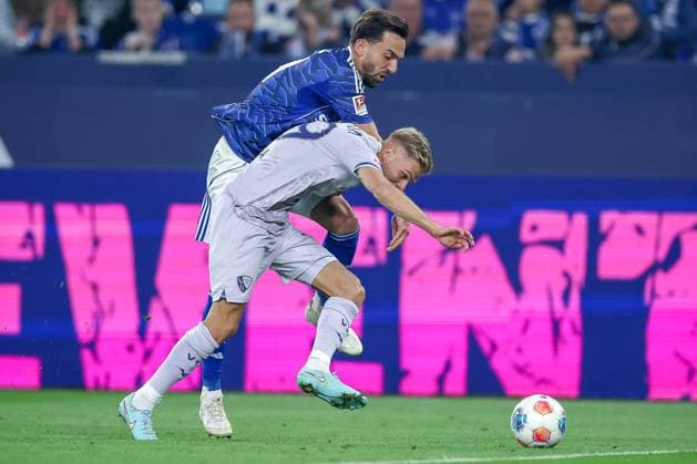 23.08.2025, Fußball, FC Schalke 04 - VfL Bochum, 3.Spieltag, 2. Fußball Bundesliga, Veltins-Arena Gelsenkirchen, Saison 2025 2026: Leandro Morgalla (VfL Bochum 39) im Zweikampf gegen Kenan Karaman (Schalke04 19) DFB regulations prohibit any use of photographs as image sequences and or quasi-video. Nordrhein-Westfalen Deutschland
