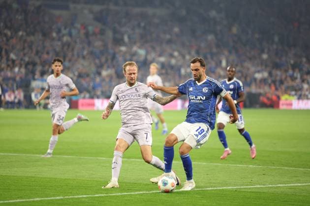 23.08.2025, xrekx, Fussball 2.Bundesliga, FC Schalke 04 - VfL Bochum v.l. Kevin Vogt (VfL Bochum) Kenan Karaman (FC Schalke 04) Zweikampf, Aktion, action, battle for the ball (DFL DFB REGULATIONS PROHIBIT ANY USE OF PHOTOGRAPHS as IMAGE SEQUENCES and or QUASI-VIDEO) Gelsenkirchen