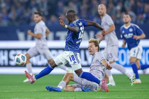 23.08.2025, Fußball, FC Schalke 04 - VfL Bochum, 3.Spieltag, 2. Fußball Bundesliga, Veltins-Arena Gelsenkirchen, Saison 2025 2026: Christopher Antwi-Adjei (Schalke04 18) im Zweikampf gegen Mats Pannewig (VfL Bochum 24) DFB regulations prohibit any use of photographs as image sequences and or quasi-video. Nordrhein-Westfalen Deutschland