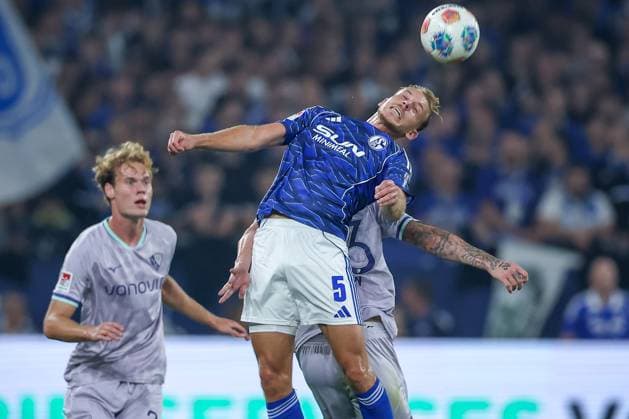23.08.2025, Fußball, FC Schalke 04 - VfL Bochum, 3.Spieltag, 2. Fußball Bundesliga, Veltins-Arena Gelsenkirchen, Saison 2025 2026: Timo Becker (Schalke04 05) im Zweikampf gegen Philipp Hofmann (VfL Bochum 33) Kopfball Kopfballduell DFB regulations prohibit any use of photographs as image sequences and or quasi-video. Nordrhein-Westfalen Deutschland