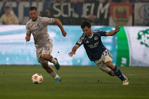 Koji Miyoshi (VfL Bochum) und Adrian Gantenbein (FC Schalke 04) beim Spiel der 2. Bundesliga (Saison 2025 26) FC Schalke 04 - VfL Bochum 1848 Copyright: Thomas Pakusch