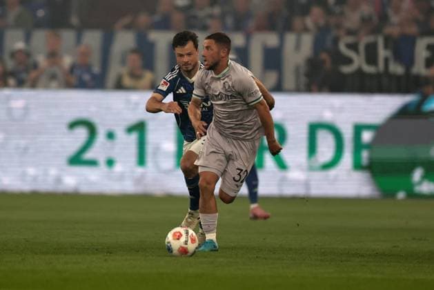 Koji Miyoshi (VfL Bochum) und Adrian Gantenbein (FC Schalke 04) beim Spiel der 2. Bundesliga (Saison 2025 26) FC Schalke 04 - VfL Bochum 1848 Copyright: Thomas Pakusch
