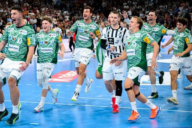 Muenchen: HBL Super Cup 2025 - Fuechse Berlin - THW Kiel Schlussjubel Schlußjubel Emotion Freude Berlin, mittendrin Elias Ellefsen a Skipagotu (THW Kiel) Muenchen SAP Garden Bayern Deutschland