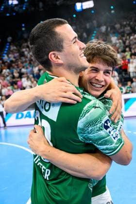 Muenchen: HBL Super Cup 2025 - Fuechse Berlin - THW Kiel Tim Freihöfer Freihoefer (Berlin), Leo Prantner (Berlin) Schlussjubel Schlußjubel Emotion Freude Muenchen SAP Garden Bayern Deutschland