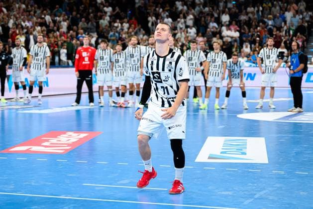 Muenchen: HBL Super Cup 2025 - Fuechse Berlin - THW Kiel Elias Ellefsen a Skipagotu (THW Kiel) unzufrieden enttäuscht enttaeuscht niedergeschlagen frustriert, Muenchen SAP Garden Bayern Deutschland