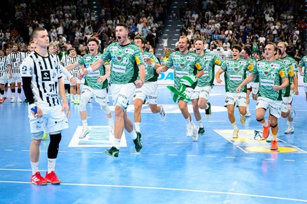 Muenchen: HBL Super Cup 2025 - Fuechse Berlin - THW Kiel Schlussjubel Schlußjubel Emotion Freude Berlin, mittendrin Elias Ellefsen a Skipagotu (THW Kiel) Muenchen SAP Garden Bayern Deutschland