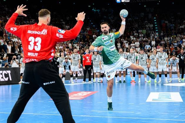 Muenchen: HBL Super Cup 2025 - Fuechse Berlin - THW Kiel Torhueter Andreas Wolff (THW Kiel), Fabian Wiede (Berlin) Muenchen SAP Garden Bayern Deutschland