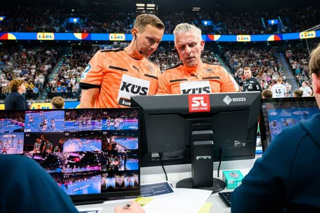 Muenchen: HBL Super Cup 2025 - Fuechse Berlin - THW Kiel Schiedsrichter Tobias Tönnies, Schiedsrichter Robert Schulze beim Videobeweis Muenchen SAP Garden Bayern Deutschland