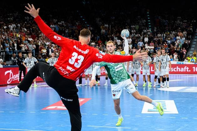 Muenchen: HBL Super Cup 2025 - Fuechse Berlin - THW Kiel Torhueter Andreas Wolff (THW Kiel), Mathias Gidsel (Berlin) Muenchen SAP Garden Bayern Deutschland