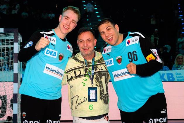Muenchen: HBL Super Cup 2025 - Fuechse Berlin - THW Kiel Torhueter Lasse Ludwig (Berlin), Geschaeftsfuehrer Bob Hanning (Berlin), Torhueter Dejan Milosavljev (Berlin) Muenchen SAP Garden Bayern Deutschland