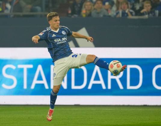 Vitalie Becker (FC Schalke 04, 33) am Ball GER, FC Schalke 04 vs VfL Bochum 1848, 2. Bundesliga, 3. Spieltag, Saison 2025 2026, 23.08.2025 DFL REGULATIONS PROHIBIT ANY USE OF PHOTOGRAPHS AS IMAGE SEQUENCES AND OR QUASI-VIDEO GER, FC Schalke 04 vs VfL Bochum 1848, 2. Bundesliga, 3. Spieltag, Saison 2025 2026, 23.08.2025 Gelsenkirchen