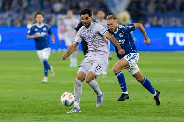 2. Fussball Bundesliga, FC Schalke 04 - VfL Bochum; 23.08.2025 Gerrit Holtmann (VfL Bochum, 17), Timo Becker (FC Schalke 04, 5). 2. Fußball Bundesliga, FC Schalke 04 - VfL Bochum, 3. Spieltag, am 23.08.2025, Veltins-Arena, Gelsenkirchen. DFL regulations prohibit any use of photographs as image sequences and or quasi-video