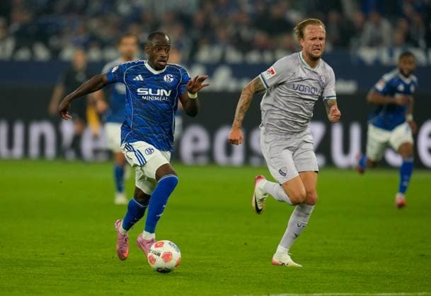 Christopher Antwi-Adjei (FC Schalke 04, 18) am Ball gegen Kevin Vogt (VfL Bochum 1848, 7) zur Vorbereitung einer Torchance. GER, FC Schalke 04 vs VfL Bochum 1848, 2. Bundesliga, 3. Spieltag, Saison 2025 2026, 23.08.2025 DFL REGULATIONS PROHIBIT ANY USE OF PHOTOGRAPHS AS IMAGE SEQUENCES AND OR QUASI-VIDEO GER, FC Schalke 04 vs VfL Bochum 1848, 2. Bundesliga, 3. Spieltag, Saison 2025 2026, 23.08.2025 Gelsenkirchen