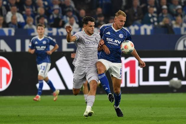 Kjell Waetjen (VfL Bochum) und Timo Becker (FC Schalke 04) im Zweikampf waehrend des Spiels der 2. Bundesliga zwischen FC Schalke 04 und VfL Bochum, Veltins-Arena am 23. August 2025 in Gelsenkirchen, Deutschland. (Foto von Ralf Treese DeFodi Images) +++ Kjell Waetjen (VfL Bochum) und Timo Becker (FC Schalke 04) battle for the ball during the 2. Bundesliga match between FC Schalke 04 and VfL Bochum at Veltins-Arena on August 23, 2025 in Gelsenkirchen, Germany. (Photo by Ralf Treese DeFodi Images) (Photo by Ralf Treese DeFodi Images)
