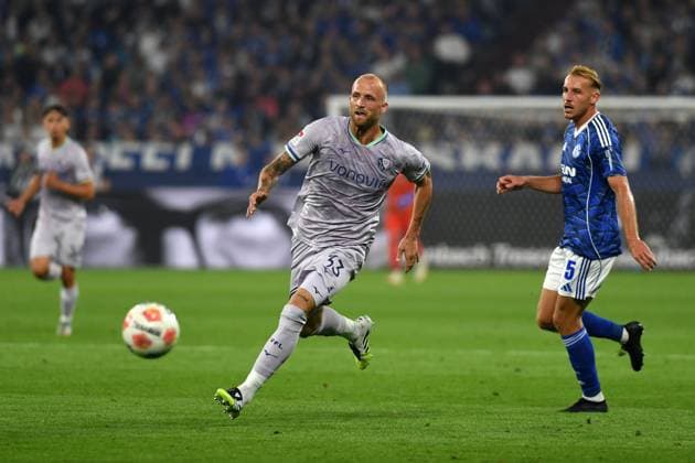 Philipp Hofmann (VfL Bochum) und Timo Becker (FC Schalke 04) im Zweikampf waehrend des Spiels der 2. Bundesliga zwischen FC Schalke 04 und VfL Bochum, Veltins-Arena am 23. August 2025 in Gelsenkirchen, Deutschland. (Foto von Ralf Treese DeFodi Images) +++ Philipp Hofmann (VfL Bochum) und Timo Becker (FC Schalke 04) battle for the ball during the 2. Bundesliga match between FC Schalke 04 and VfL Bochum at Veltins-Arena on August 23, 2025 in Gelsenkirchen, Germany. (Photo by Ralf Treese DeFodi Images) (Photo by Ralf Treese DeFodi Images)