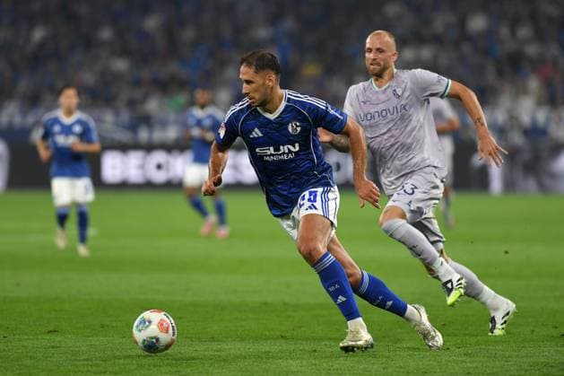 Nikola Katic (FC Schalke 04) und Philipp Hofmann (VfL Bochum) im Zweikampf waehrend des Spiels der 2. Bundesliga zwischen FC Schalke 04 und VfL Bochum, Veltins-Arena am 23. August 2025 in Gelsenkirchen, Deutschland. (Foto von Ralf Treese DeFodi Images) +++ Nikola Katic (FC Schalke 04) und Philipp Hofmann (VfL Bochum) battle for the ball during the 2. Bundesliga match between FC Schalke 04 and VfL Bochum at Veltins-Arena on August 23, 2025 in Gelsenkirchen, Germany. (Photo by Ralf Treese DeFodi Images) (Photo by Ralf Treese DeFodi Images)