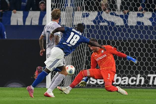 Christopher Antwi-Adjei (FC Schalke 04) und Torwart Timo Horn (VfL Bochum) im Zweikampf waehrend des Spiels der 2. Bundesliga zwischen FC Schalke 04 und VfL Bochum, Veltins-Arena am 23. August 2025 in Gelsenkirchen, Deutschland. (Foto von Ralf Treese DeFodi Images) +++ Christopher Antwi-Adjei (FC Schalke 04) und Torwart Timo Horn (VfL Bochum) battle for the ball during the 2. Bundesliga match between FC Schalke 04 and VfL Bochum at Veltins-Arena on August 23, 2025 in Gelsenkirchen, Germany. (Photo by Ralf Treese DeFodi Images) (Photo by Ralf Treese DeFodi Images)