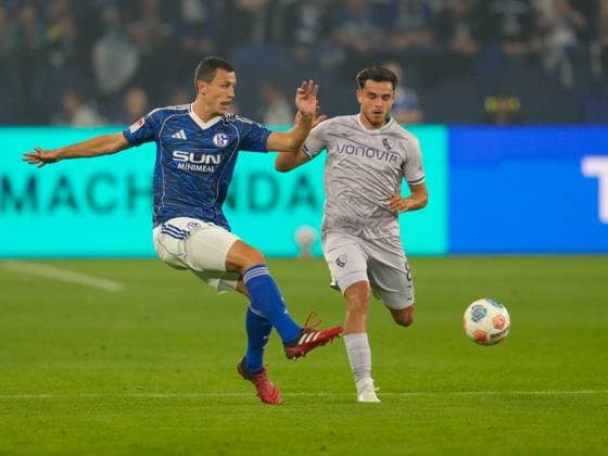 Ron Schallenberg (FC Schalke 04, 6) gegen Kjell-Arik Watjen (VfL Bochum 1848, 8) GER, FC Schalke 04 vs VfL Bochum 1848, 2. Bundesliga, 3. Spieltag, Saison 2025 2026, 23.08.2025 DFL REGULATIONS PROHIBIT ANY USE OF PHOTOGRAPHS AS IMAGE SEQUENCES AND OR QUASI-VIDEO GER, FC Schalke 04 vs VfL Bochum 1848, 2. Bundesliga, 3. Spieltag, Saison 2025 2026, 23.08.2025 Gelsenkirchen