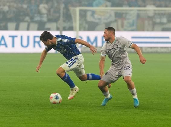 Adrian Gantenbein (FC Schalke 04, 17) gegen Maximilian Wittek (VfL Bochum 1848, 32) GER, FC Schalke 04 vs VfL Bochum 1848, 2. Bundesliga, 3. Spieltag, Saison 2025 2026, 23.08.2025 DFL REGULATIONS PROHIBIT ANY USE OF PHOTOGRAPHS AS IMAGE SEQUENCES AND OR QUASI-VIDEO GER, FC Schalke 04 vs VfL Bochum 1848, 2. Bundesliga, 3. Spieltag, Saison 2025 2026, 23.08.2025 Gelsenkirchen