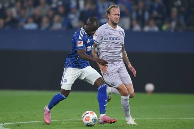 Fußball 2. Bundesliga 3. Spieltag FC Schalke 04 - VfL Bochum am 23.08.2025 in der Veltins Arena in Gelsenkirchen Christopher Antwi-Adjei ( Schalke ), vorne - Kevin Vogt ( Bochum ), hinten DFL regulations prohibit any use of photographs as image sequences and or quasi-video.