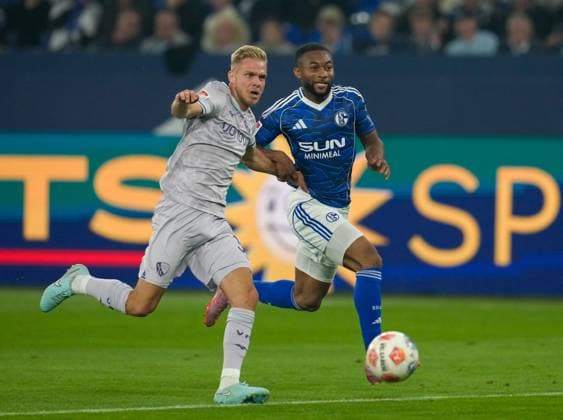 Leandro-Noel Morgalla (VfL Bochum 1848, 39) gegen Moussa Sylla (FC Schalke 04, 9) GER, FC Schalke 04 vs VfL Bochum 1848, 2. Bundesliga, 3. Spieltag, Saison 2025 2026, 23.08.2025 DFL REGULATIONS PROHIBIT ANY USE OF PHOTOGRAPHS AS IMAGE SEQUENCES AND OR QUASI-VIDEO GER, FC Schalke 04 vs VfL Bochum 1848, 2. Bundesliga, 3. Spieltag, Saison 2025 2026, 23.08.2025 Gelsenkirchen